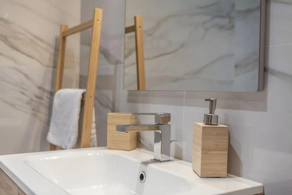 Domus 124, Elegant City Comfort With Parking Rome 0*,  Italy