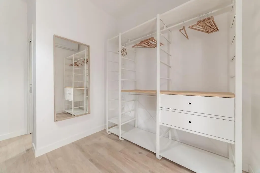 Domus 124, Elegant City Comfort With Parking Rome Apartment