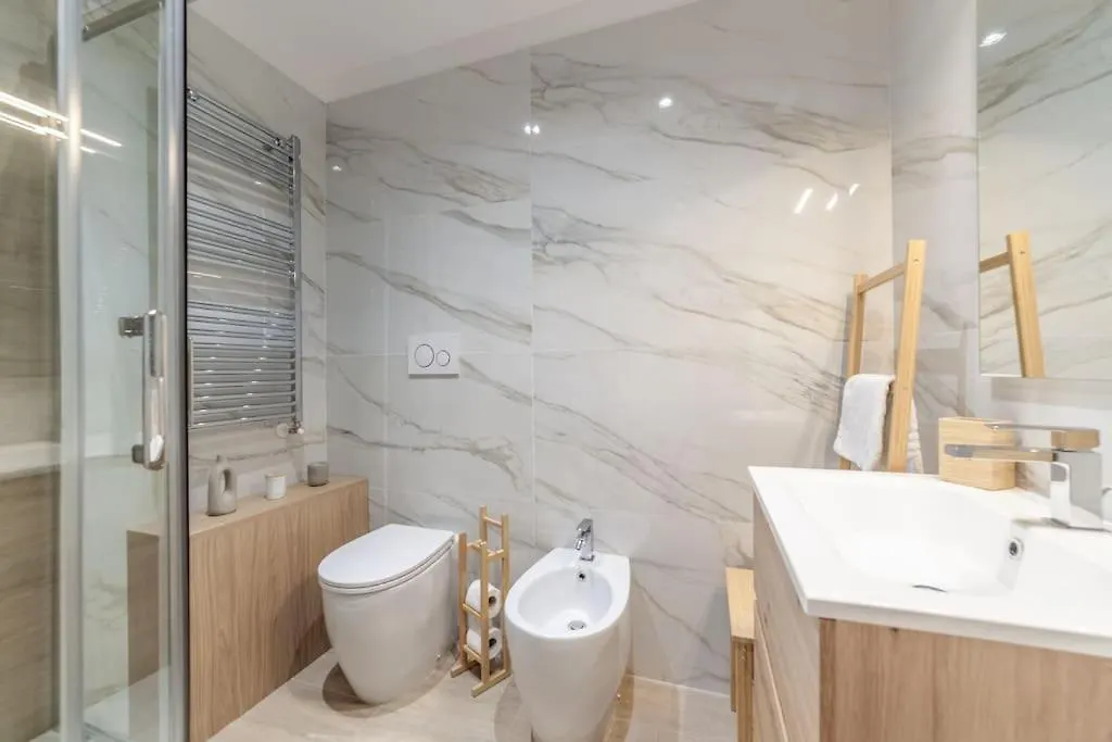 Domus 124, Elegant City Comfort With Parking Rome Apartment