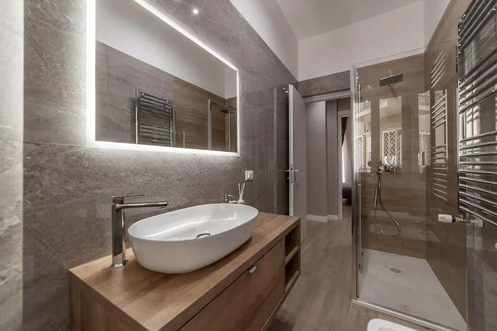 Apartment Domus 124, Elegant City Comfort With Parking Rome