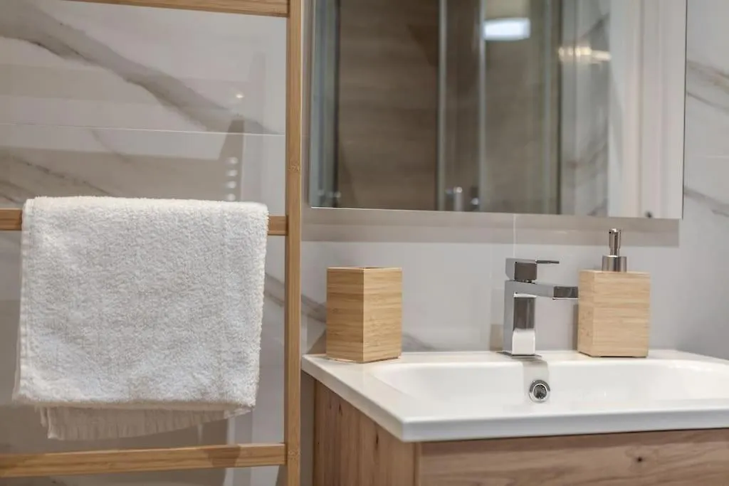 Domus 124, Elegant City Comfort With Parking Rome Apartment